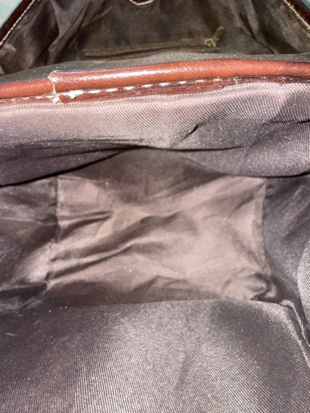 Brown Leather Camera Bag Strap lt doesn’t have the black compartment